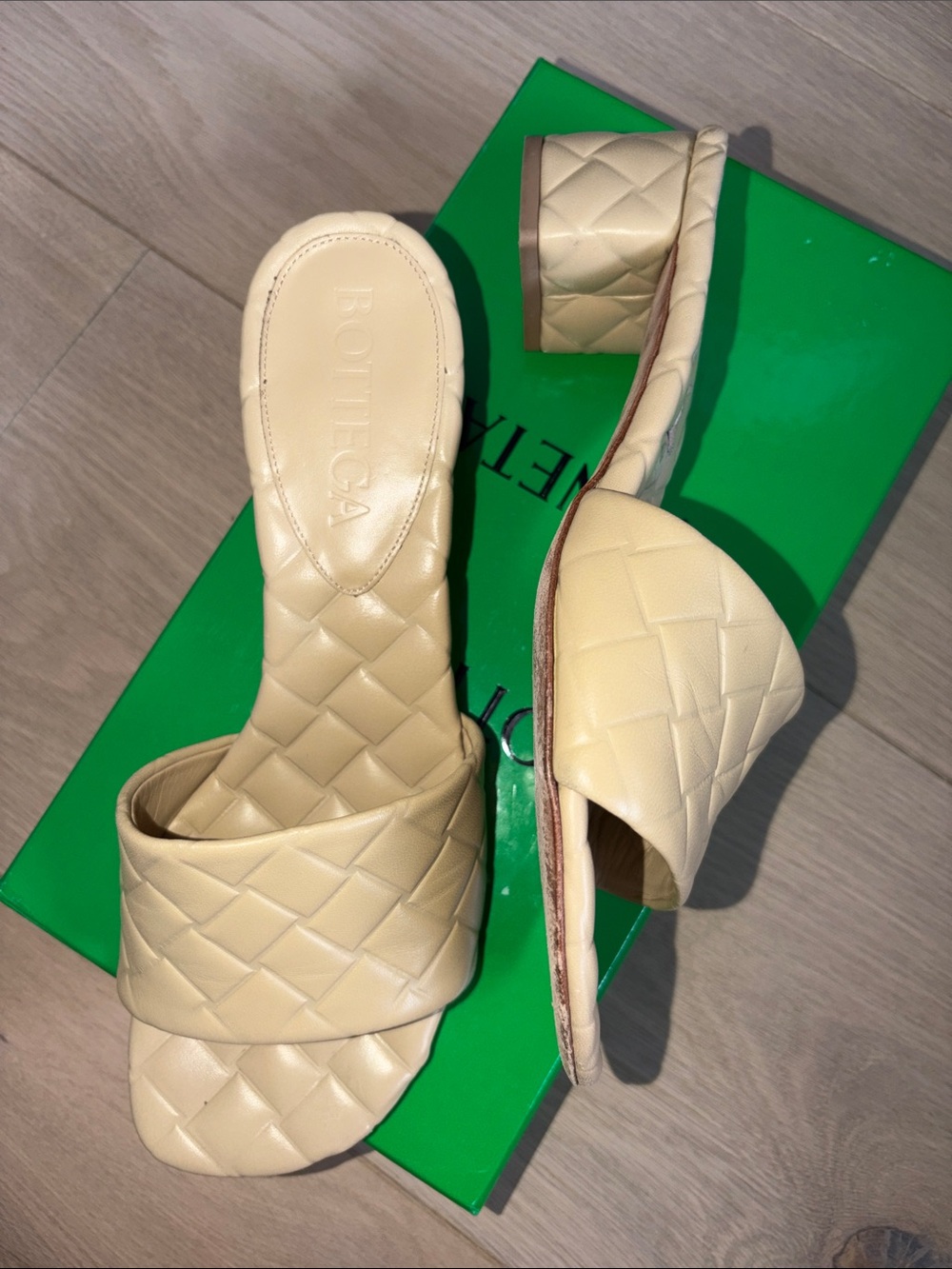 Bottega Veneta Amy Sandal comes w/ box & DB Sz 40 original $950
